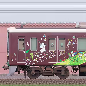 阪急1300系1305編成「SDGsトレイン 未来のゆめ・まち号」（2024年）（東側）