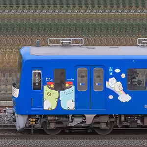 京急電鉄 600形（3次車）606編成「京急ブルースカイトレイン 空と海すいすい号」（海側）