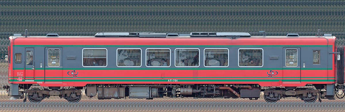 会津鉄道AT-750形AT-751海側の側面写真
