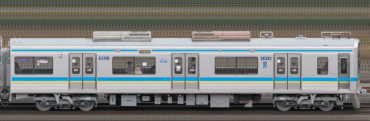 千葉ニュータウン鉄道9800形9801（SRアンテナ台座設置後）海側の側面写真
