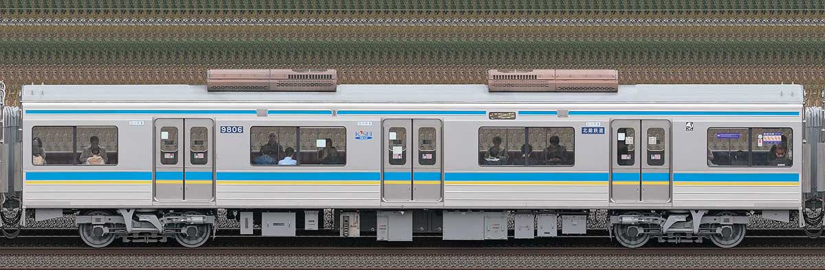 千葉ニュータウン鉄道9800形9806（補助電源装置交換後）海側の側面写真