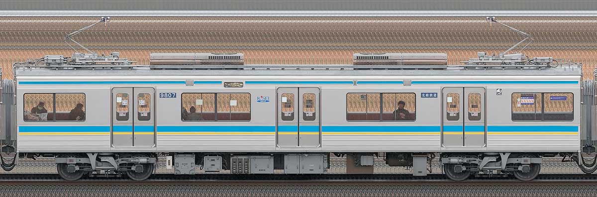 千葉ニュータウン鉄道9800形9807（集電装置交換後）山側の側面写真