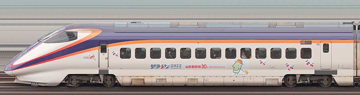 JR東日本E3系E322-2006（山形新幹線開業30周年ラッピング）山側の側面写真
