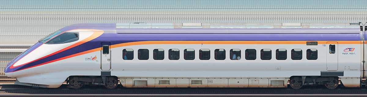 JR東日本E3系2000番台E322-2012(「つばさ、つなぐ。」プロジェクトロゴラッピング)山側の側面写真