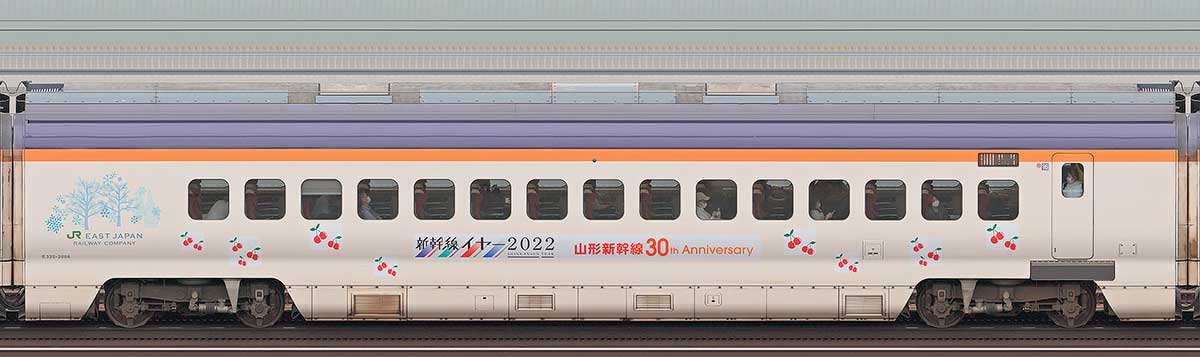 JR東日本E3系E325-2006（山形新幹線開業30周年ラッピング）山側の側面写真