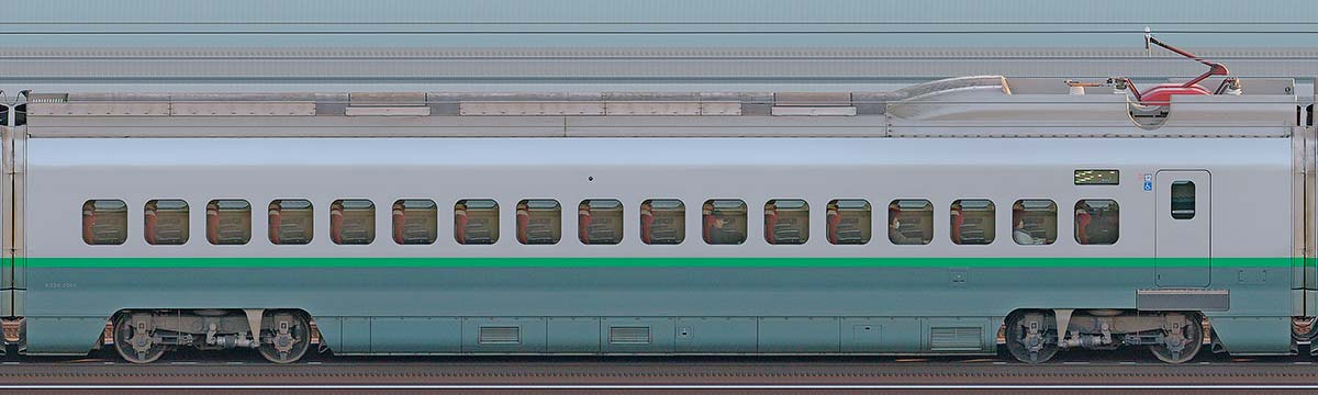 JR東日本E3系E326-2005（シルバーカラー）山側の側面写真