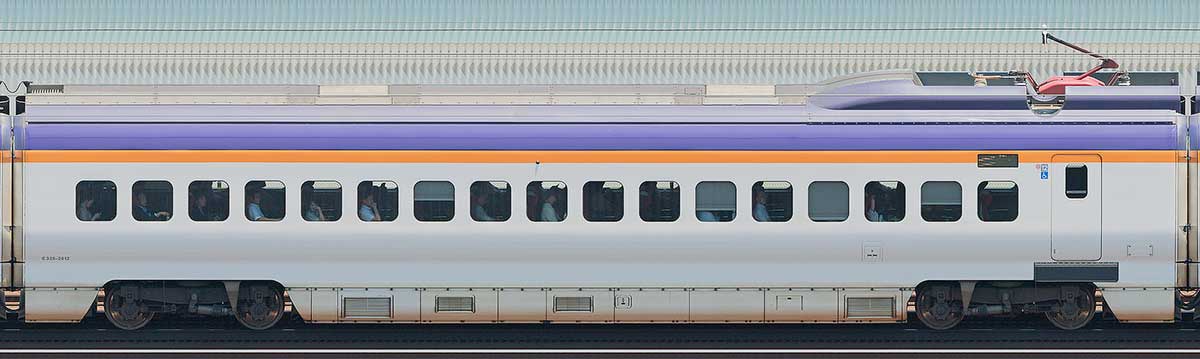 JR東日本E3系2000番台E326-2012山側の側面写真