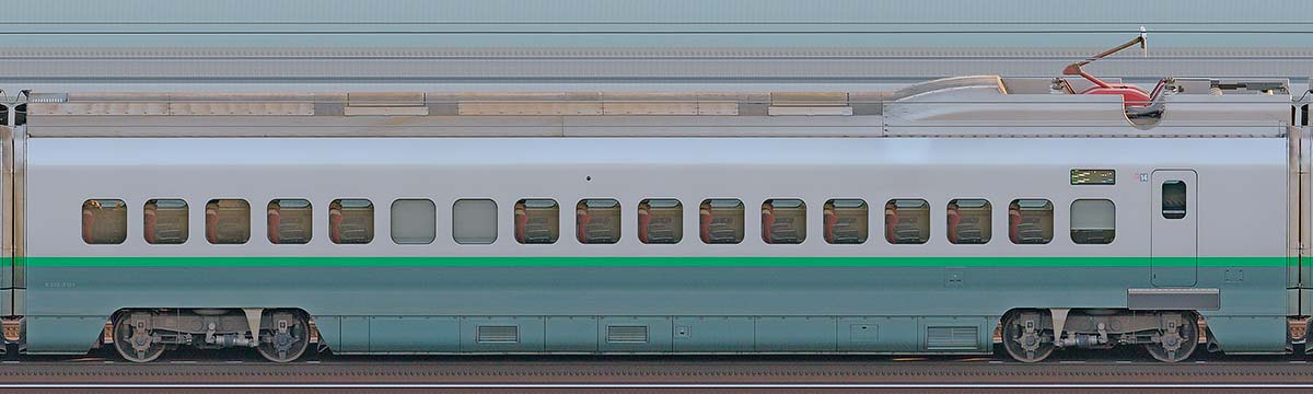 JR東日本E3系E326-2105（シルバーカラー）山側の側面写真