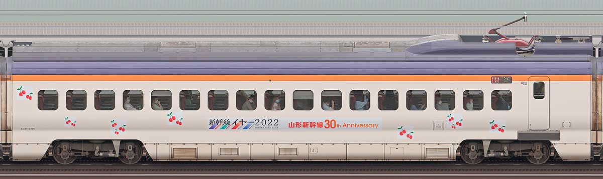 JR東日本E3系E326-2106（山形新幹線開業30周年ラッピング）山側の側面写真