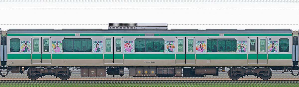 JR東日本E233系モハE232-7028「乃木坂46『国消国産』ラッピング電車」山側の側面写真