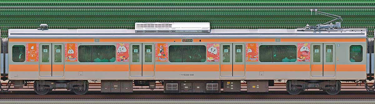 JR東日本E233系モハE233-238ポケモンラッピング（ホゲータ）山側の側面写真