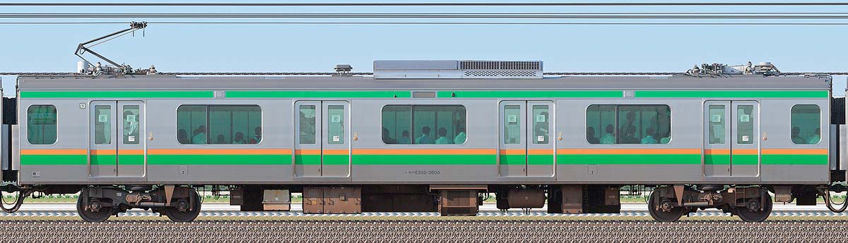 JR東日本E233系3000番台モハE233-3605（2022年）海側の側面写真