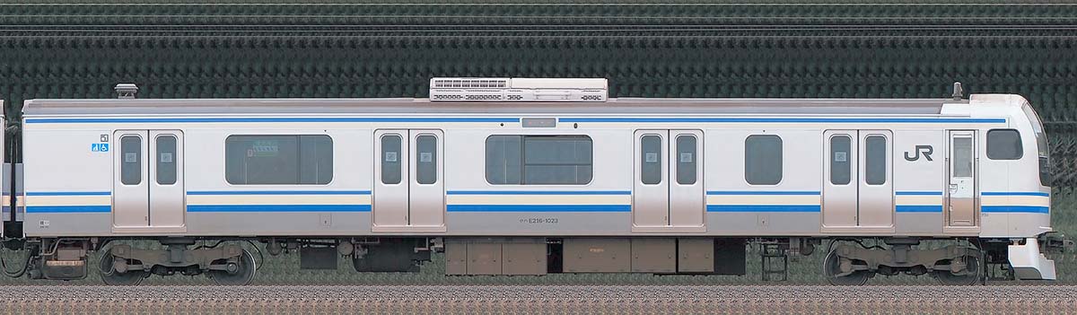 JR東日本E217系クハE216-1023山側の側面写真
