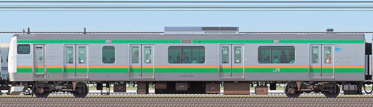 JR東日本E233系3000番台クハE232-3505（2022年）海側の側面写真