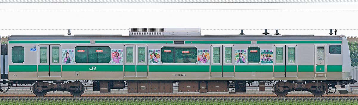 JR東日本E233系クハE232-7028「乃木坂46『国消国産』ラッピング電車」山側の側面写真