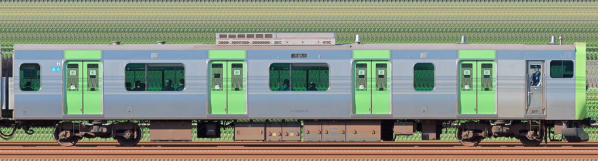 JR東日本E235系クハE235-12海側（東京駅基準）の側面写真