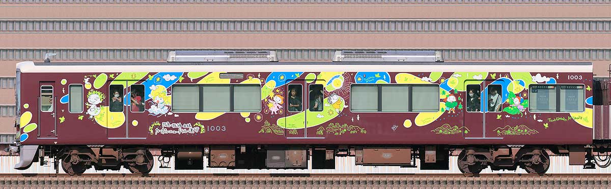 阪急1000系「カーボンニュートラル運行」ラッピングC#1003山側の側面写真
