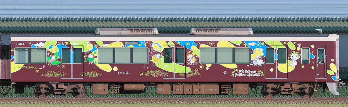 阪急1300系「カーボンニュートラル運行」ラッピングC#1304西側の側面写真