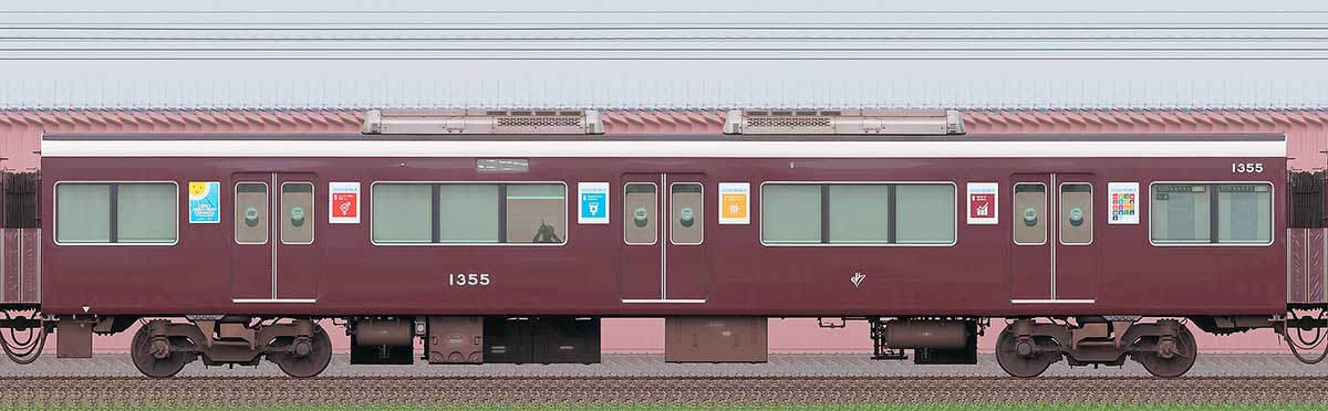 阪急1300系「SDGsトレイン 未来のゆめ・まち号」(2024年)C#1358東側の側面写真