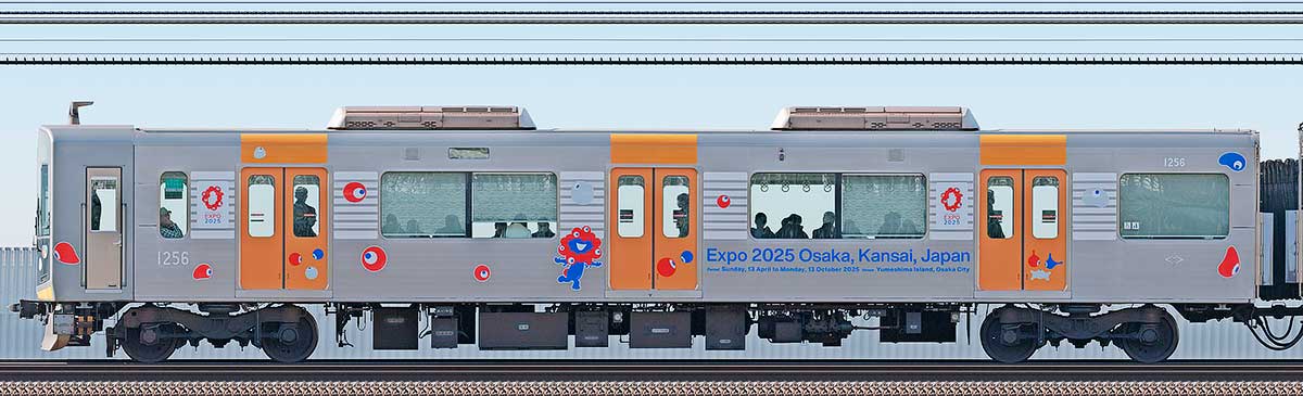 阪神1000系「大阪・関西万博ラッピング列車」1256浜側の側面写真