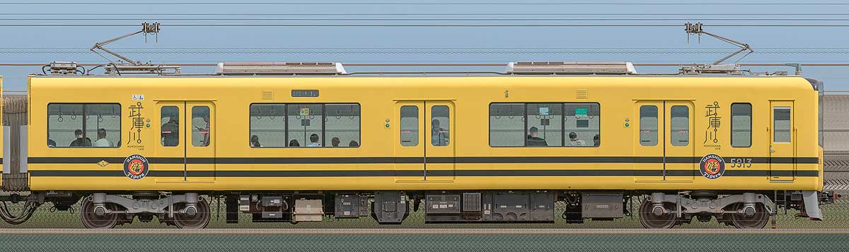 阪神5500系「タイガース号」5913山側の側面写真