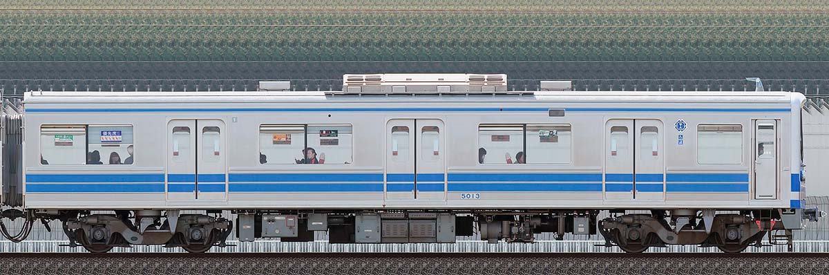 伊豆箱根鉄道5000系クモハ5013海側の側面写真