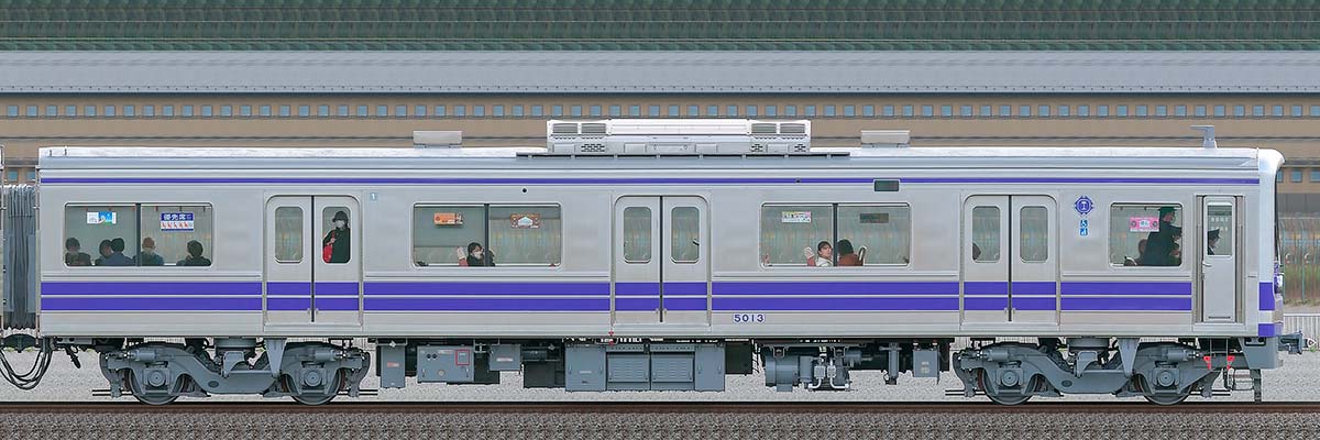 伊豆箱根鉄道5000系「リンドウ電車」クモハ5013海側の側面写真