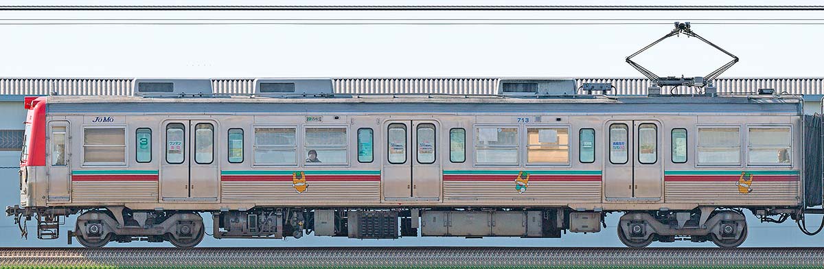 上毛電気鉄道700型デハ713ぐんまちゃん列車山側の側面写真