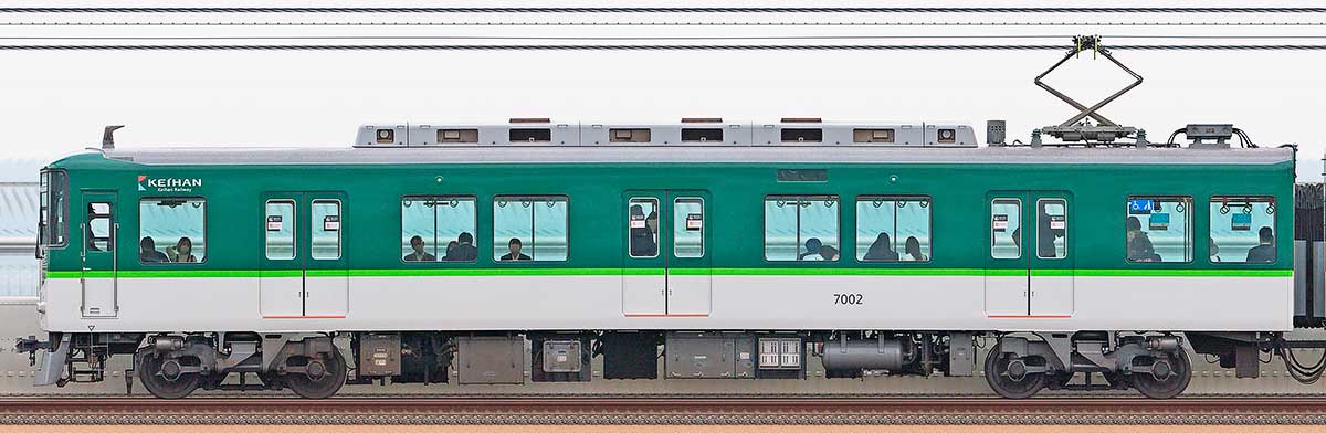 京阪7000系7002（リニューアル車）川側の側面写真