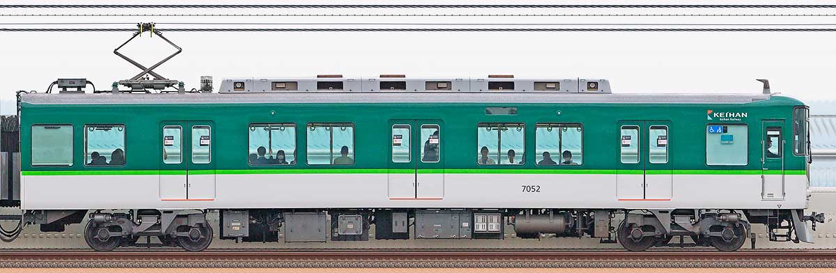 京阪7000系7052（リニューアル車）川側の側面写真