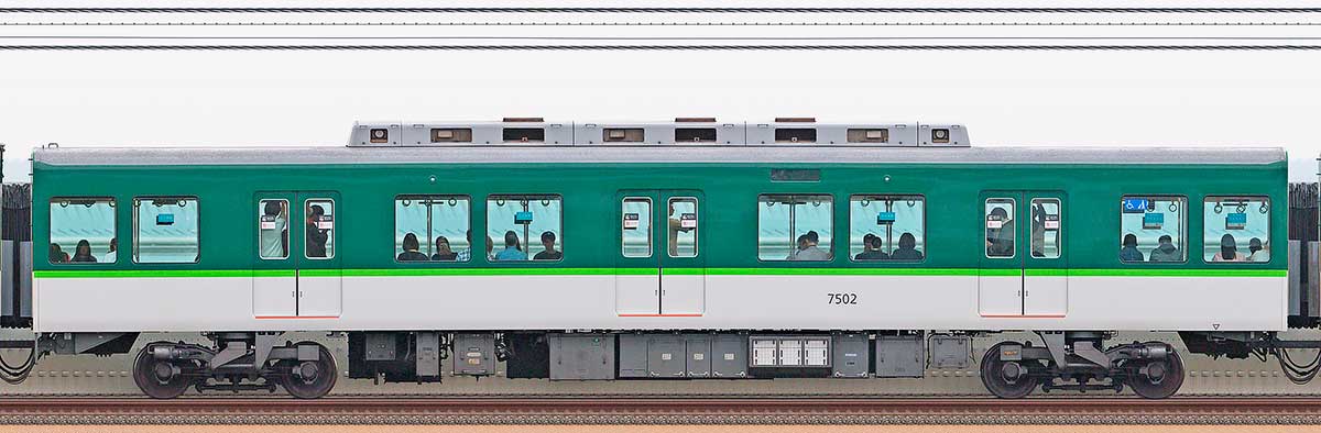 京阪7000系7502（リニューアル車）川側の側面写真