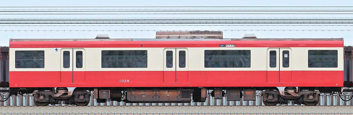 京急電鉄 新1000形（2次車）デハ1028海側の側面写真