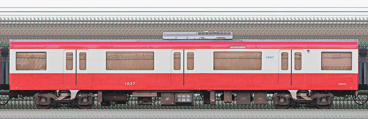 京急電鉄 新1000形（2次車）デハ1037（車体更新後）海側の側面写真