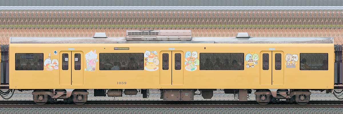 京急電鉄 新1000形（4次車）デハ1059「京急イエローハッピートレイン たべものもぐもぐ号」山側の側面写真