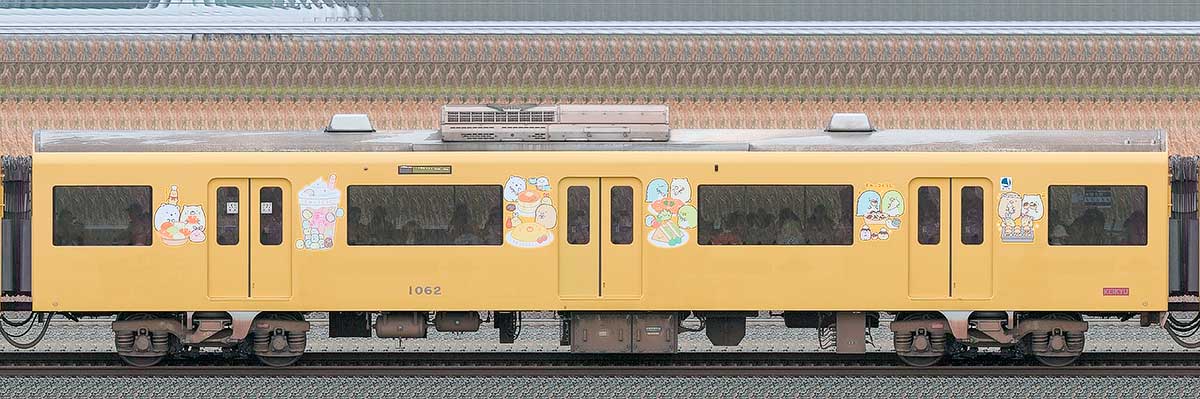 京急電鉄 新1000形（4次車）デハ1062「京急イエローハッピートレイン たべものもぐもぐ号」山側の側面写真