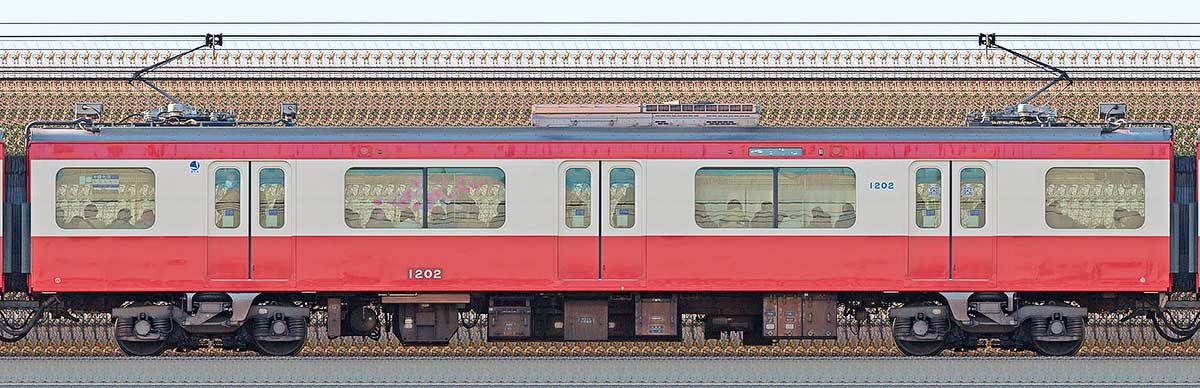 京急電鉄 新1000形（17次車）デハ1202「三浦海岸 河津桜」号海側の側面写真