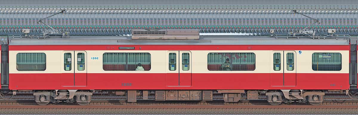 京急電鉄 新1000形（17次車）デハ1202「三浦海岸 河津桜」号山側の側面写真