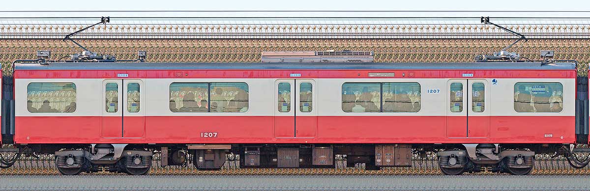 京急電鉄 新1000形（17次車）デハ1207「三浦海岸 河津桜」号海側の側面写真