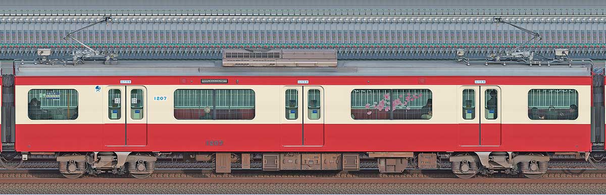 京急電鉄 新1000形（17次車）デハ1207「三浦海岸 河津桜」号山側の側面写真