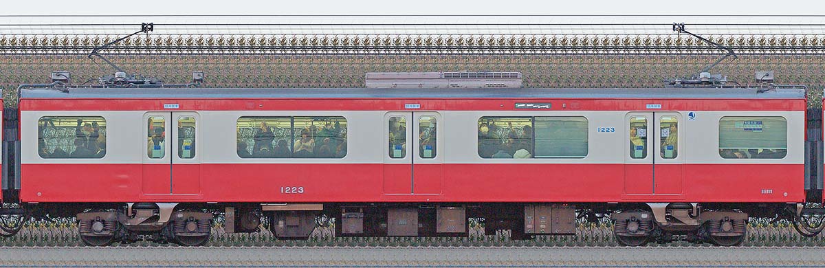 京急電鉄 新1000形（17次車）デハ1223海側の側面写真