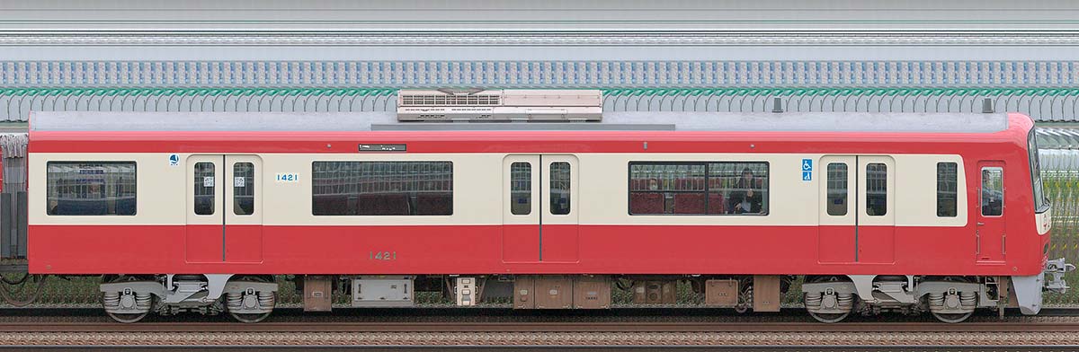 京急電鉄 新1000形(3次車)デハ1421(L/C腰掛)山側の側面写真
