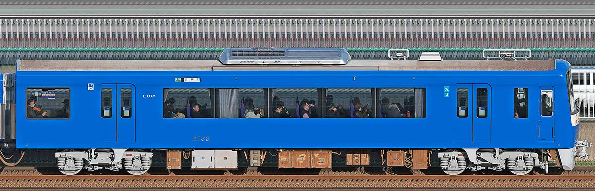 京急電鉄2100形（2次車）「KEIKYU BLUE SKY TRAIN」デハ2133山側の側面写真