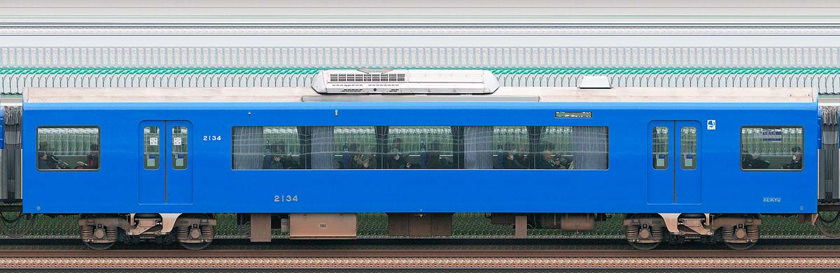 京急電鉄2100形（2次車）「KEIKYU BLUE SKY TRAIN」サハ2134（2025年）山側の側面写真