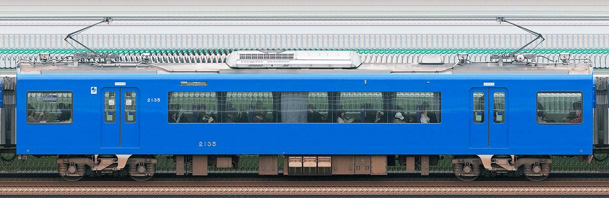 京急電鉄2100形(2次車)「KEIKYU BLUE SKY TRAIN」サハ2135(2025年)山側の側面写真