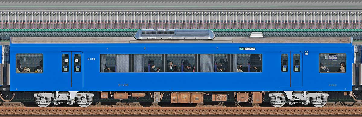 京急電鉄2100形（2次車）「KEIKYU BLUE SKY TRAIN」デハ2136山側の側面写真