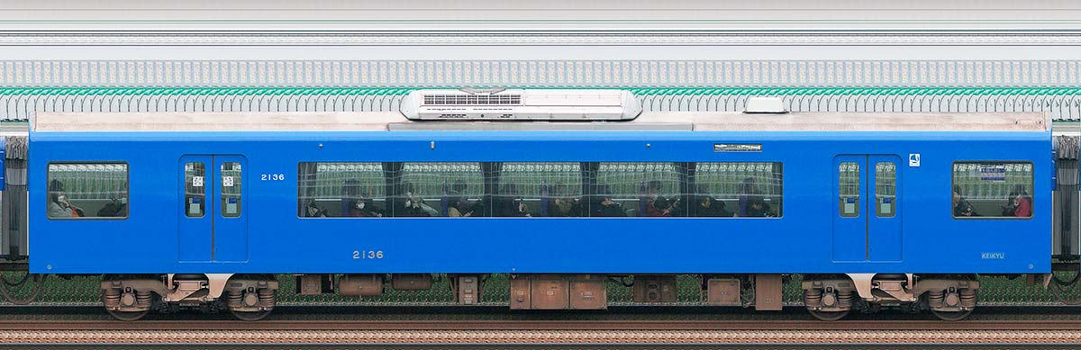 京急電鉄2100形（2次車）「KEIKYU BLUE SKY TRAIN」デハ2136（2025年）山側の側面写真