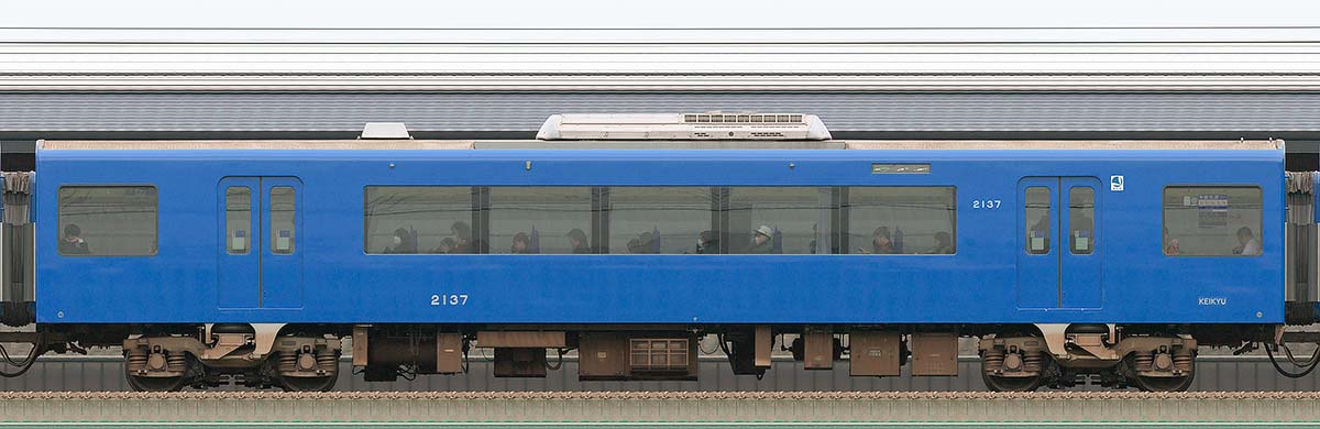 京急電鉄2100形（2次車）「KEIKYU BLUE SKY TRAIN」デハ2137（2025年）海側の側面写真