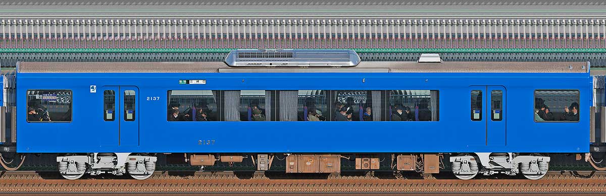 京急電鉄2100形（2次車）「KEIKYU BLUE SKY TRAIN」デハ2137山側の側面写真