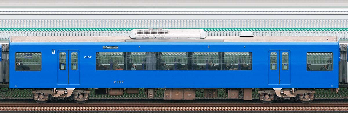 京急電鉄2100形（2次車）「KEIKYU BLUE SKY TRAIN」デハ2137（2025年）山側の側面写真