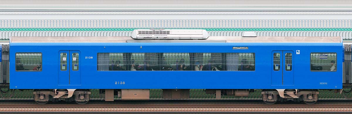 京急電鉄2100形（2次車）「KEIKYU BLUE SKY TRAIN」サハ2138（2025年）山側の側面写真
